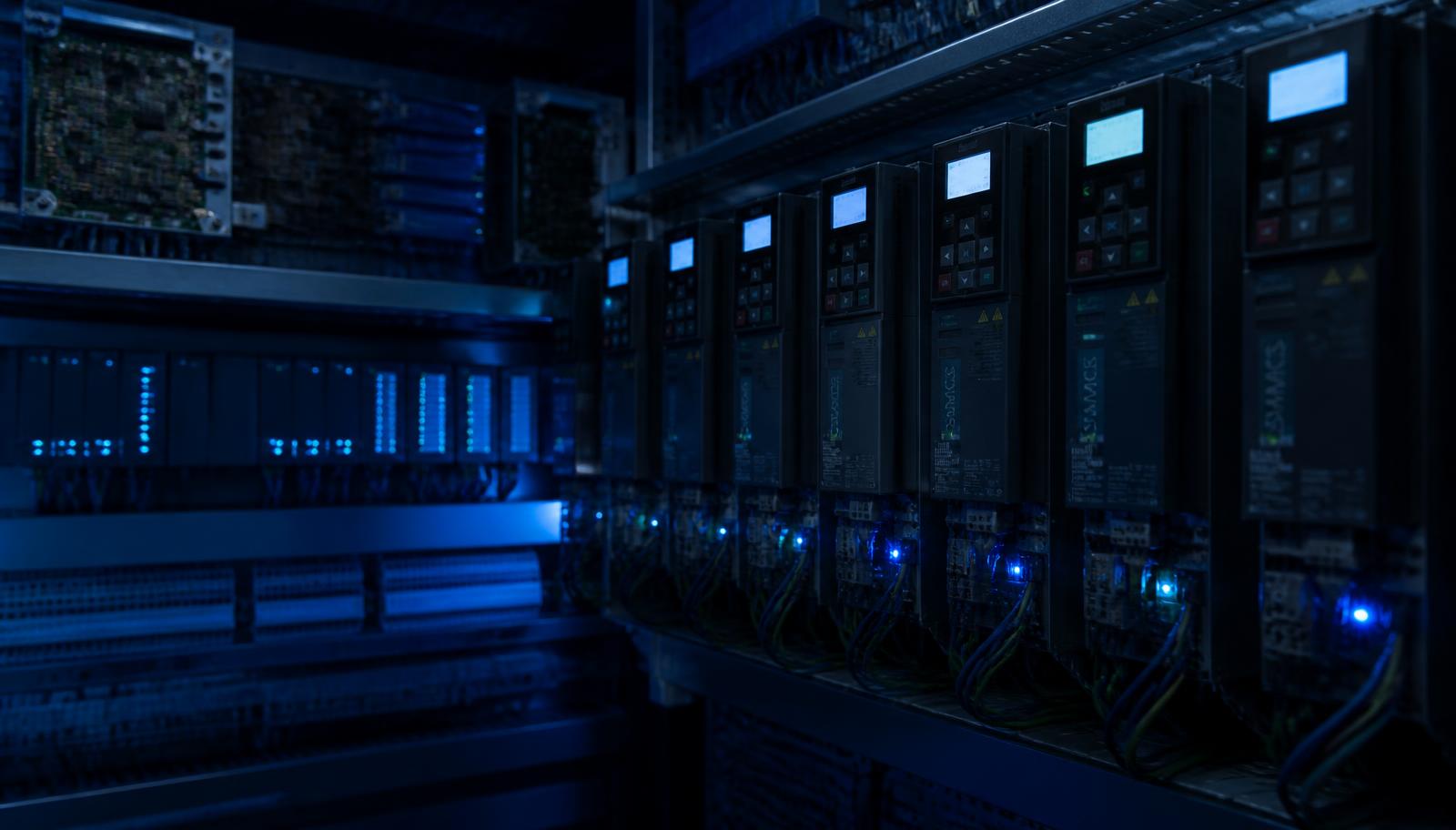 Painel elétrico industrial com inversores de frequência e módulos de CLP